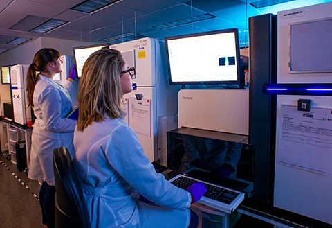 researchers-at-computers-in-lab556x381.jpg